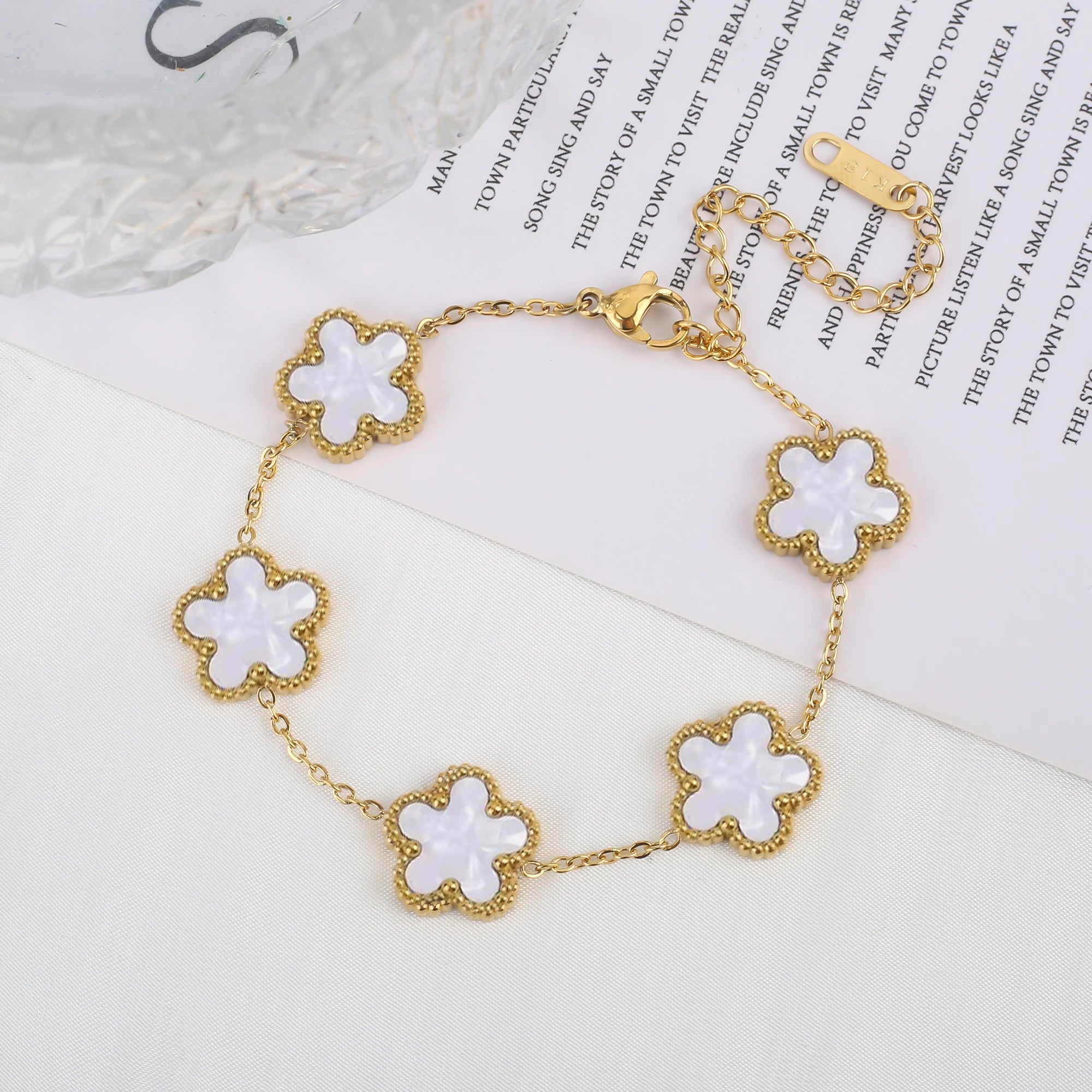 Pulseira Floralis de Cinco Pétalas em Madrepérola