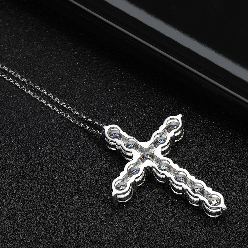 Colar Eternalle com Pingente de Cruz de Moissanite
