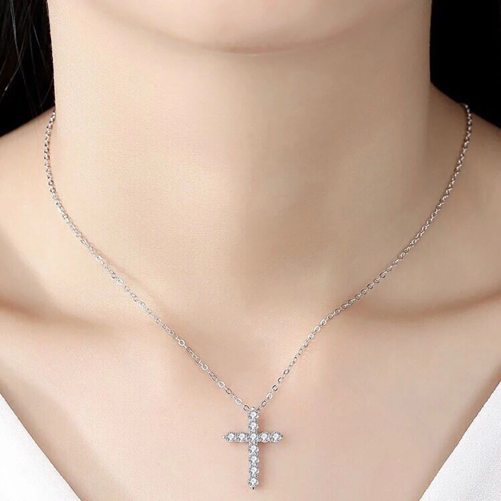 Colar Eternalle com Pingente de Cruz de Moissanite