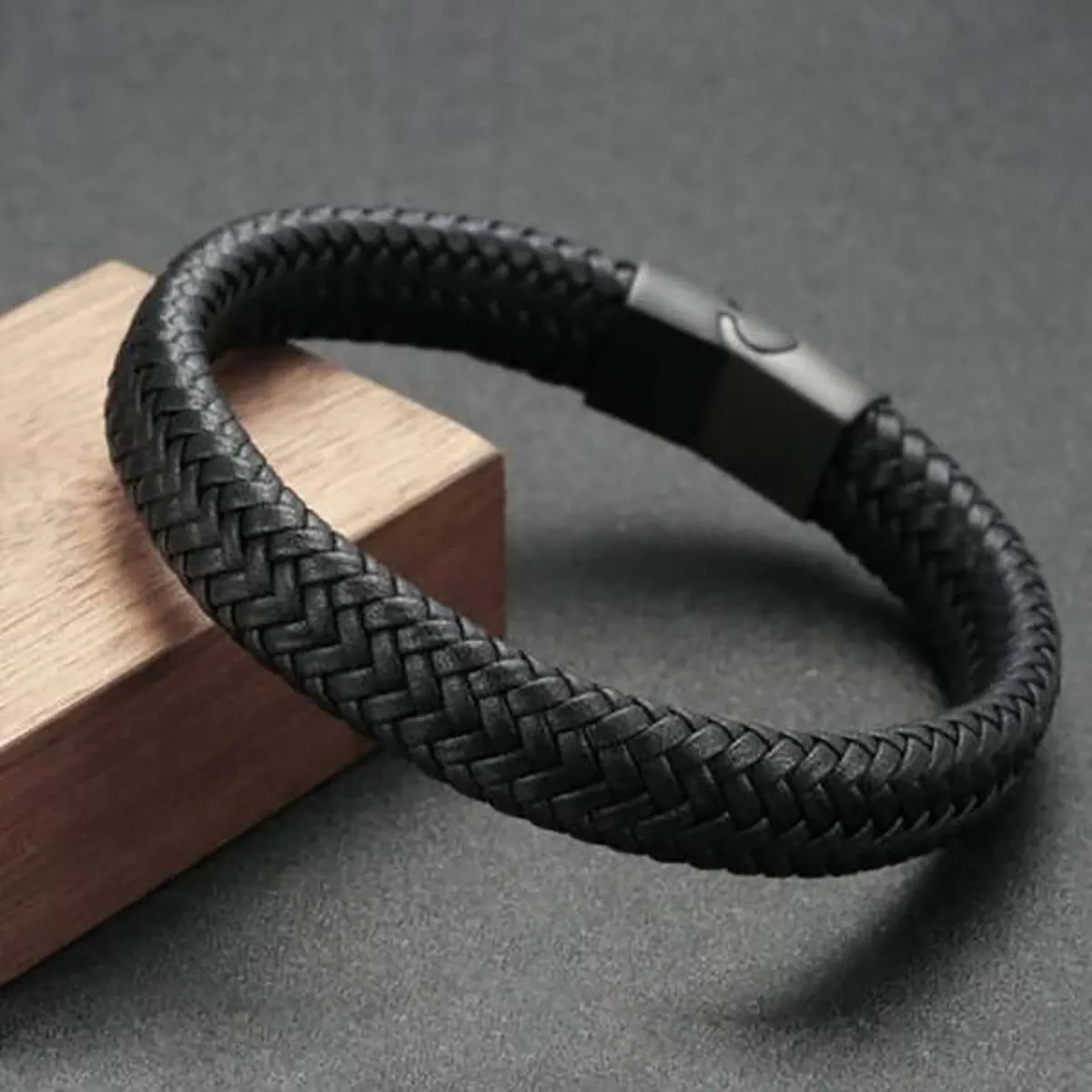Pulseira Masculina de Couro Preto com Ímã