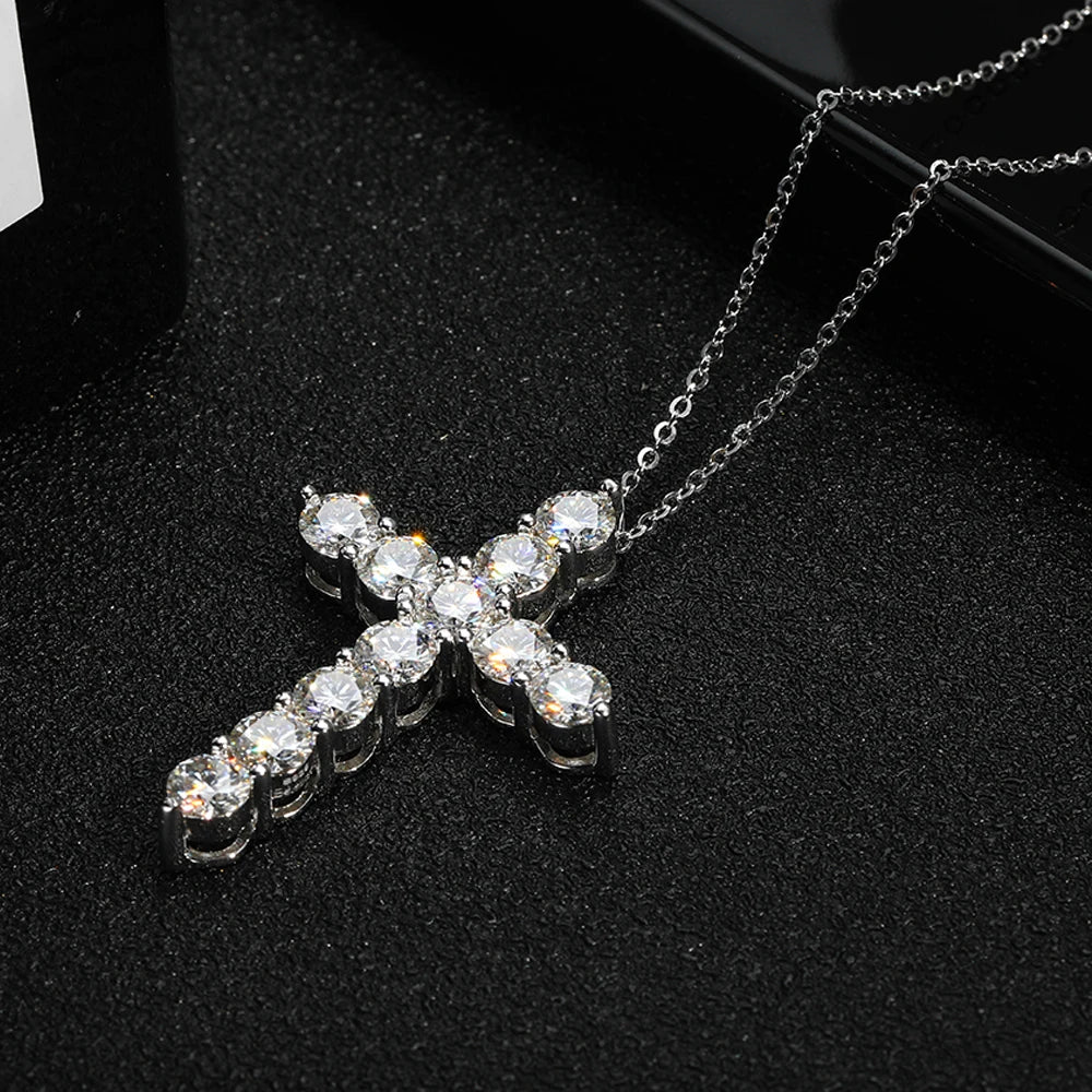 Colar Eternalle com Pingente de Cruz de Moissanite